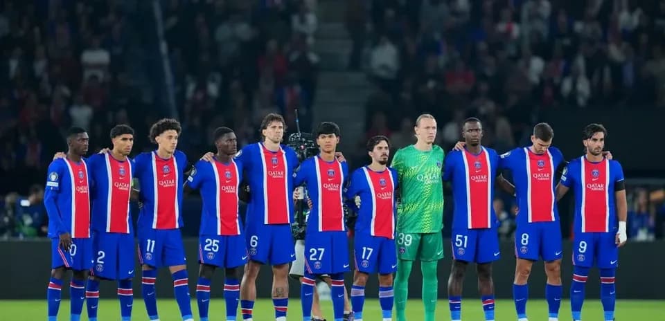 PSG players standing in line before the match
