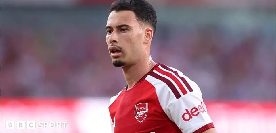 Player in Arsenal kit during match action