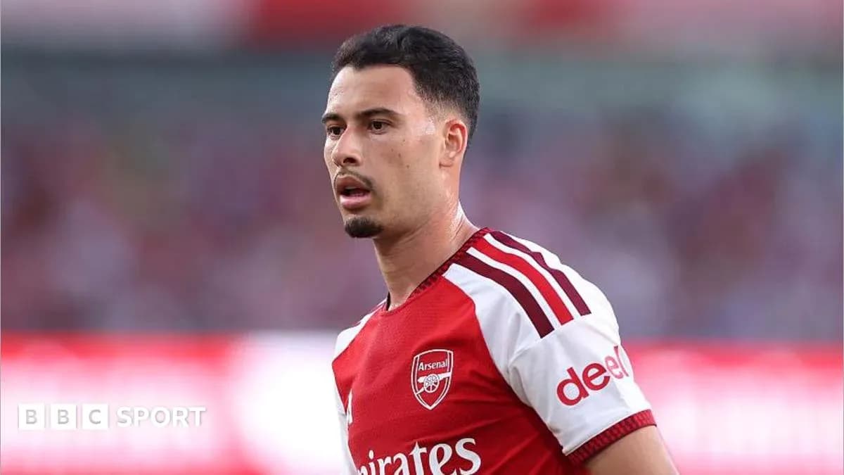 Player in Arsenal kit during match action