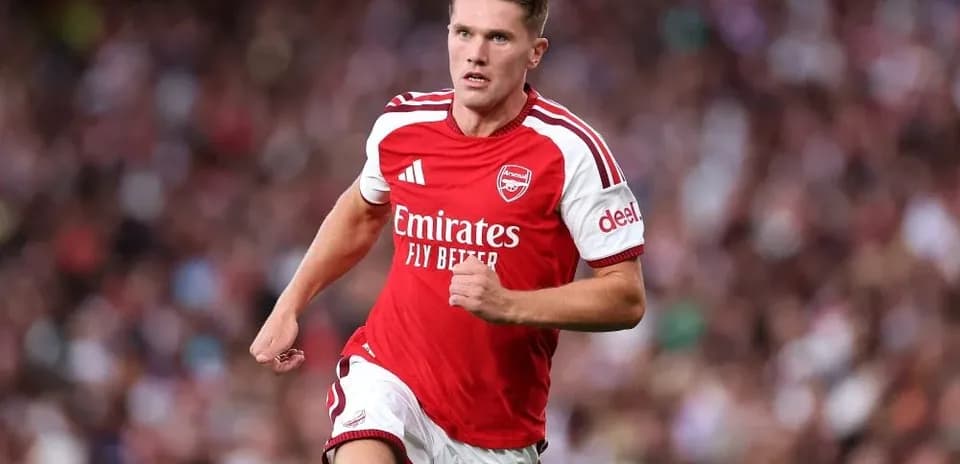 Player in Arsenal kit running during match