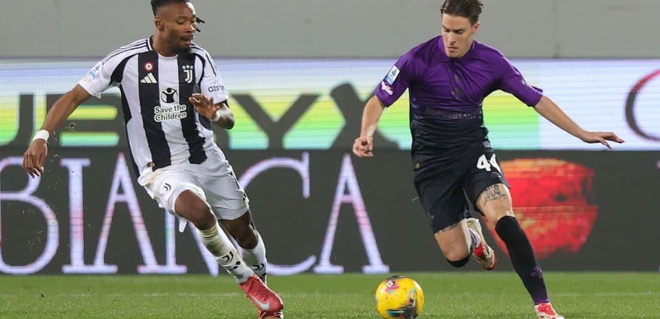Juventus player challenging Fiorentina opponent