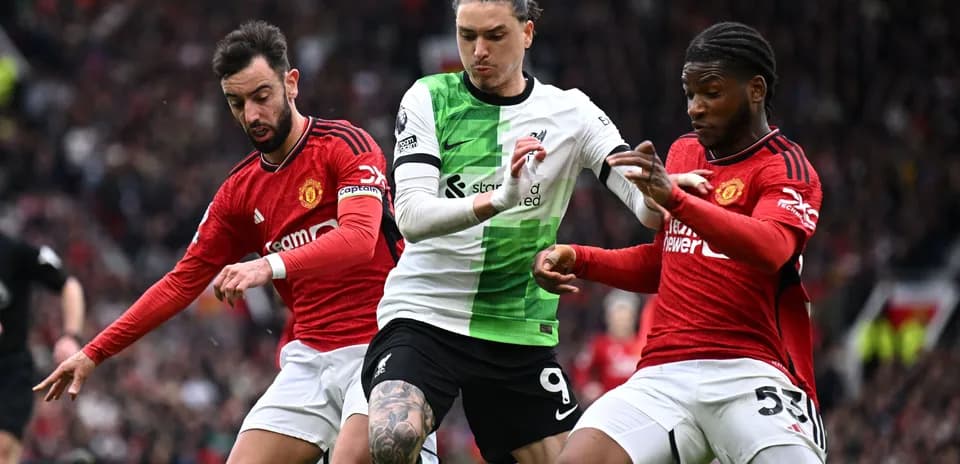 Darwin Núñez challenged by two Manchester United players