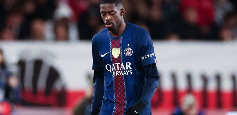 Player in PSG kit walking on the pitch