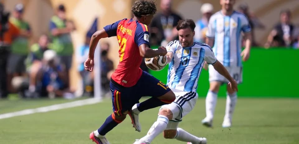 Spain and Argentina players battling for the ball