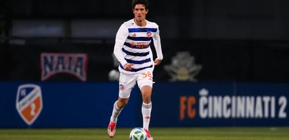 FC Cincinnati II player dribbling the ball