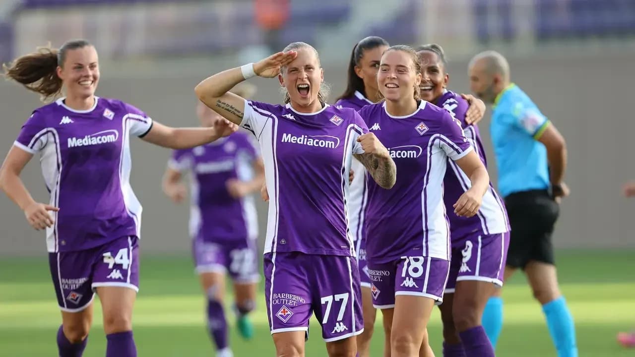 Fiorentina women celebrating a goal