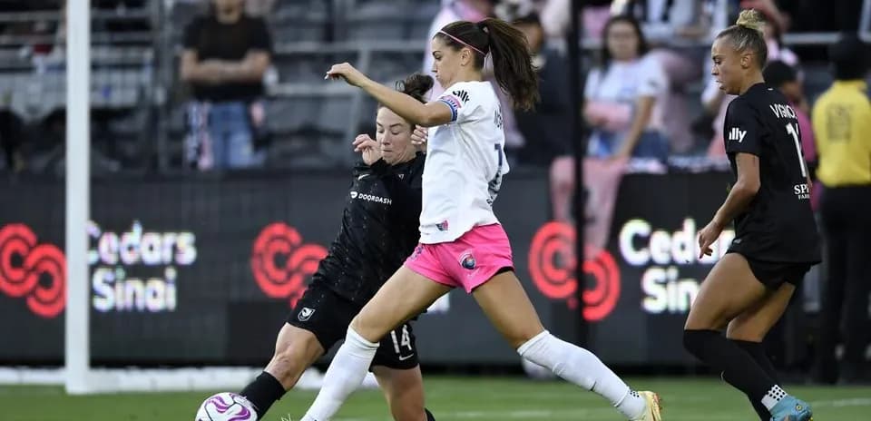 Players competing during Angel City vs San Diego match