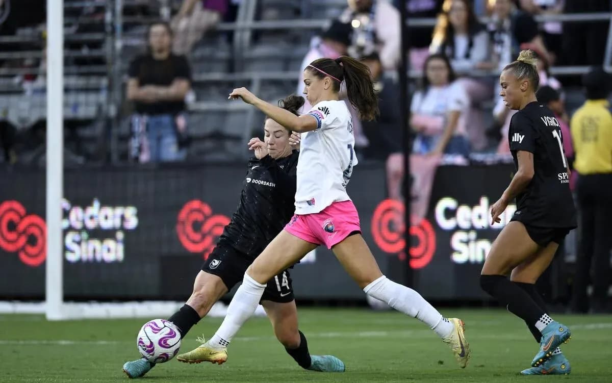Players competing during Angel City vs San Diego match