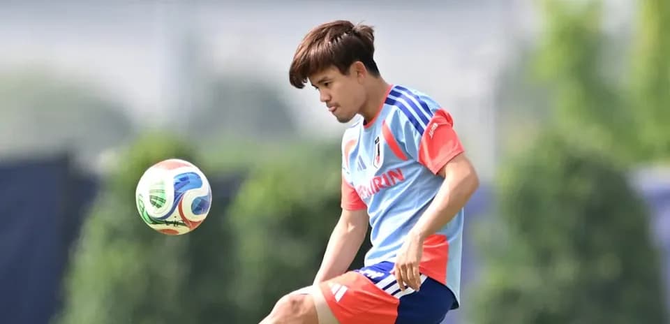 Player controlling ball during training session
