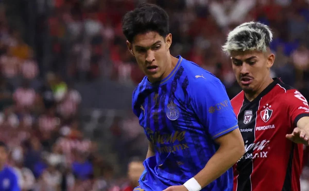 Two players competing in Liga MX match
