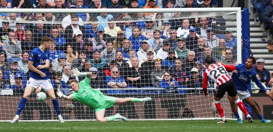 Goalkeeper saves penalty during Everton vs Sunderland match