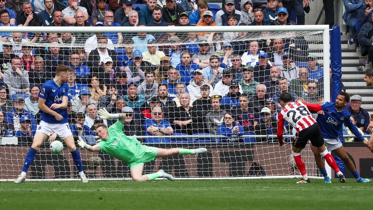 Goalkeeper saves penalty during Everton vs Sunderland match