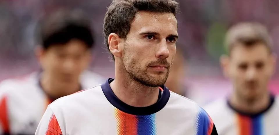 Player in Bayern Munich jersey during pre-match walk