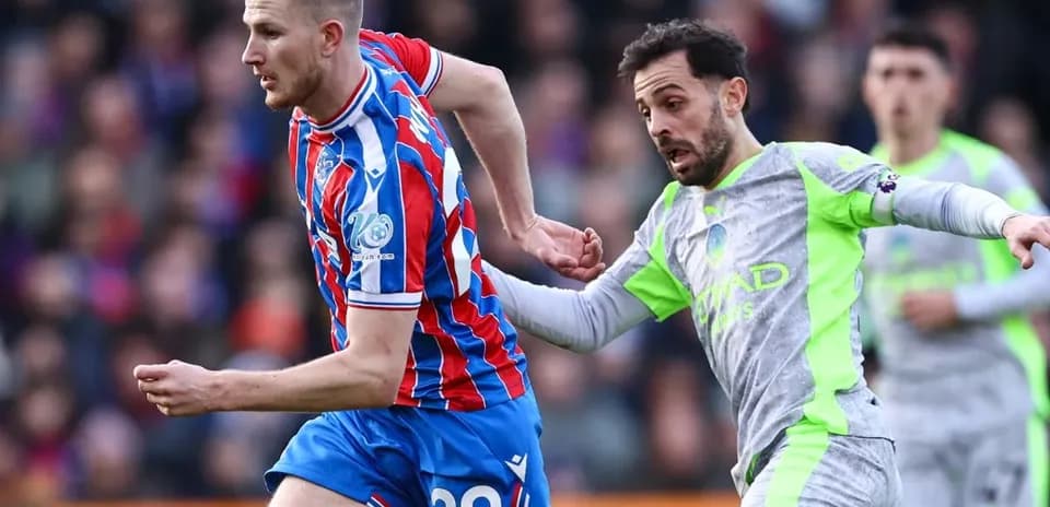 Crystal Palace player evading Manchester City defender