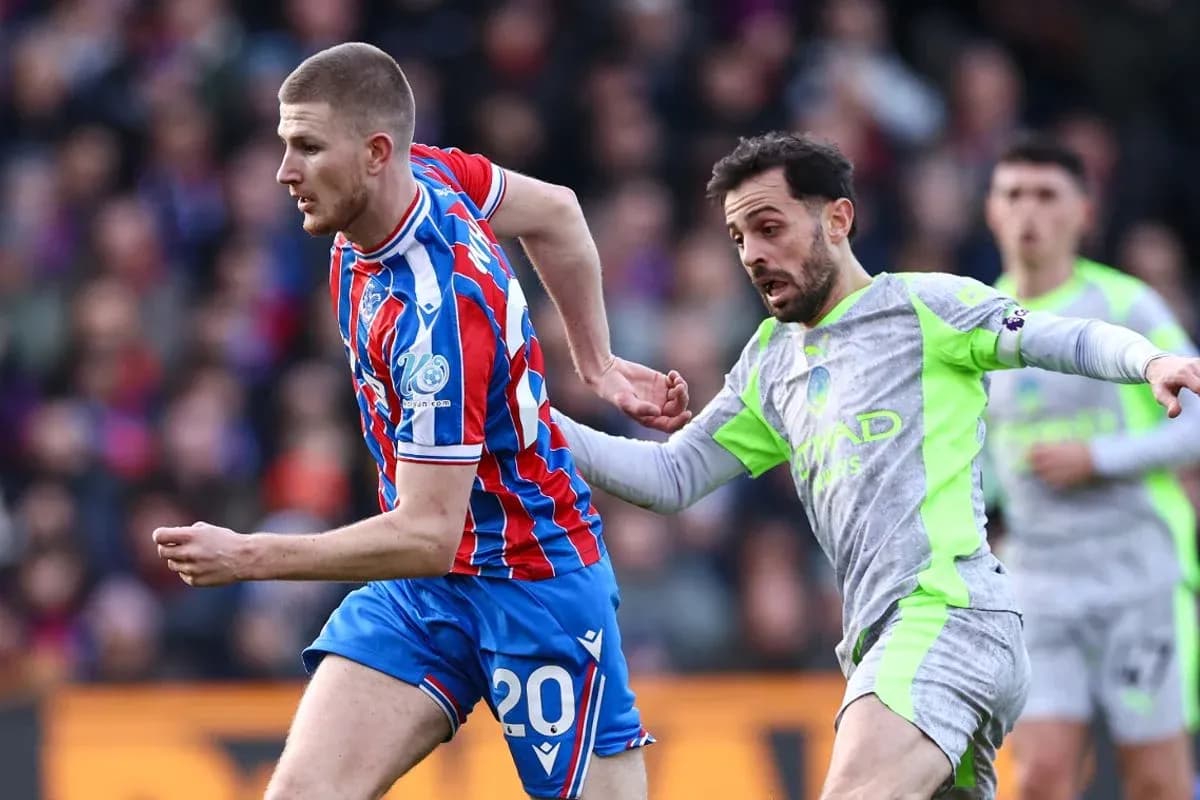 Crystal Palace player evading Manchester City defender