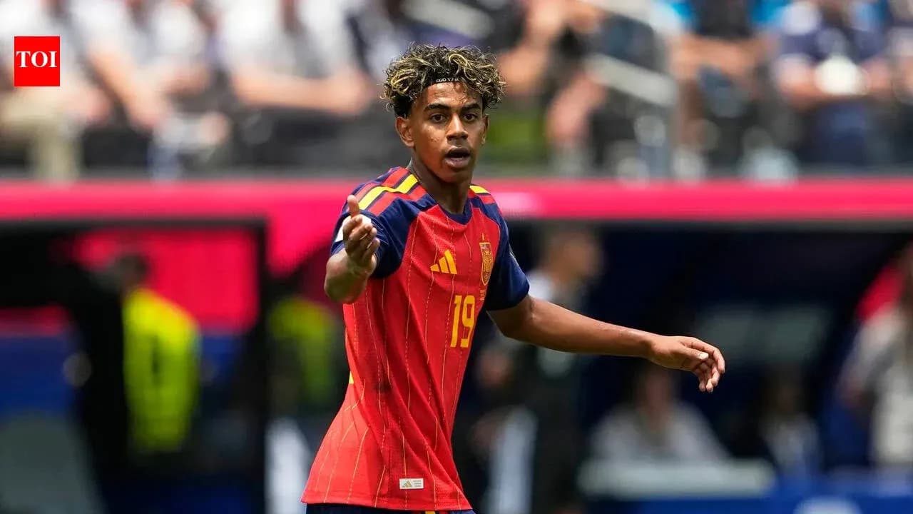 Player in Spain jersey gesturing during match