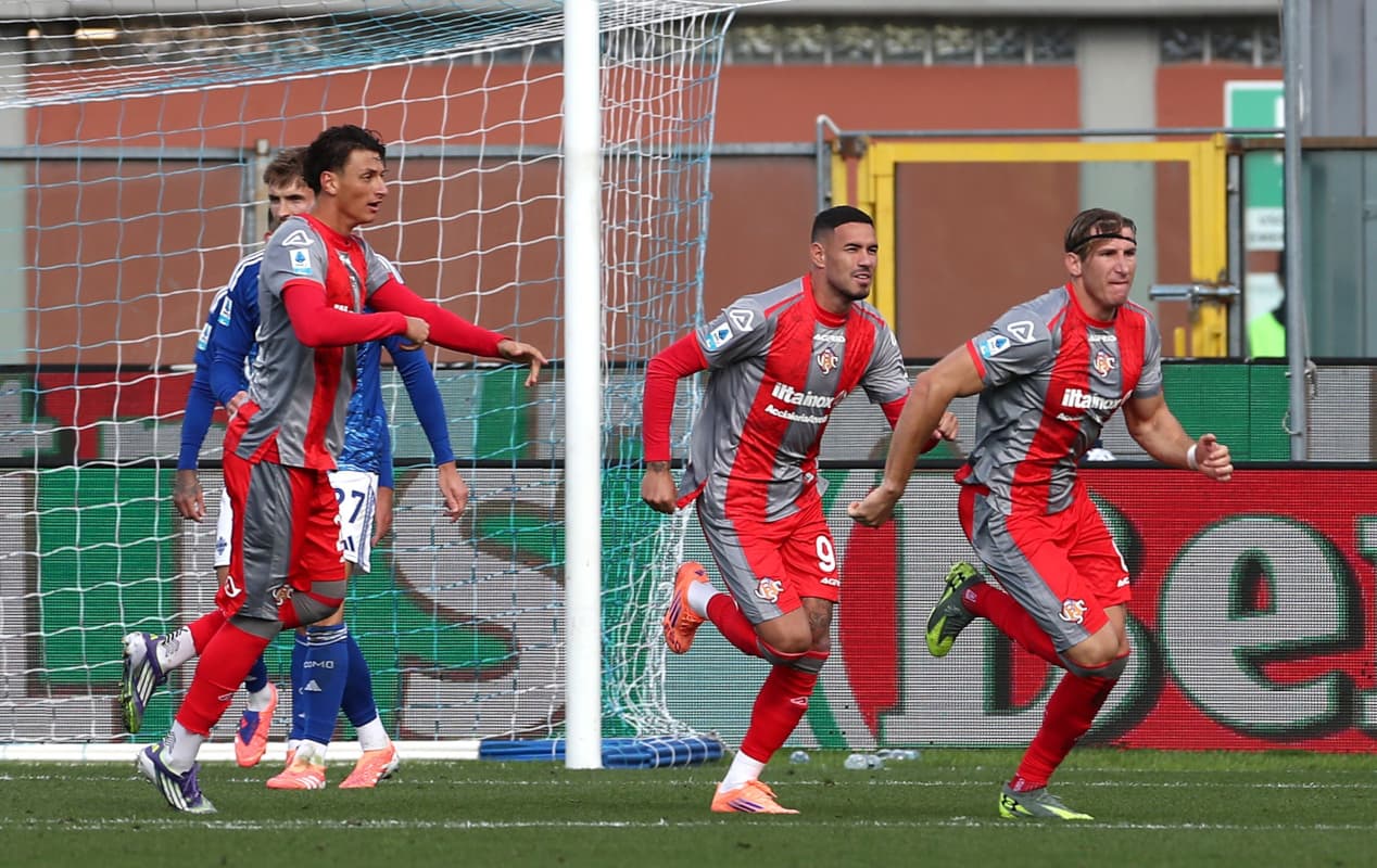 Cremonese players celebrating a goal during match