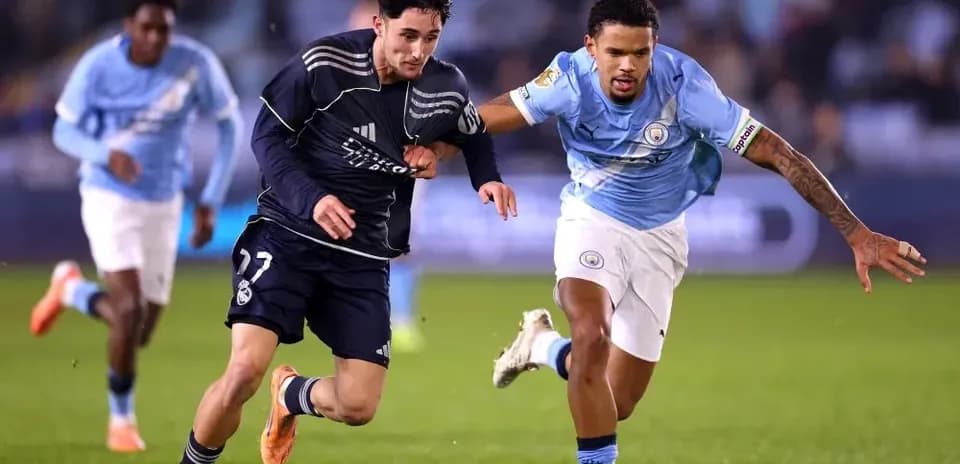 Real Madrid and Manchester City players racing for the ball