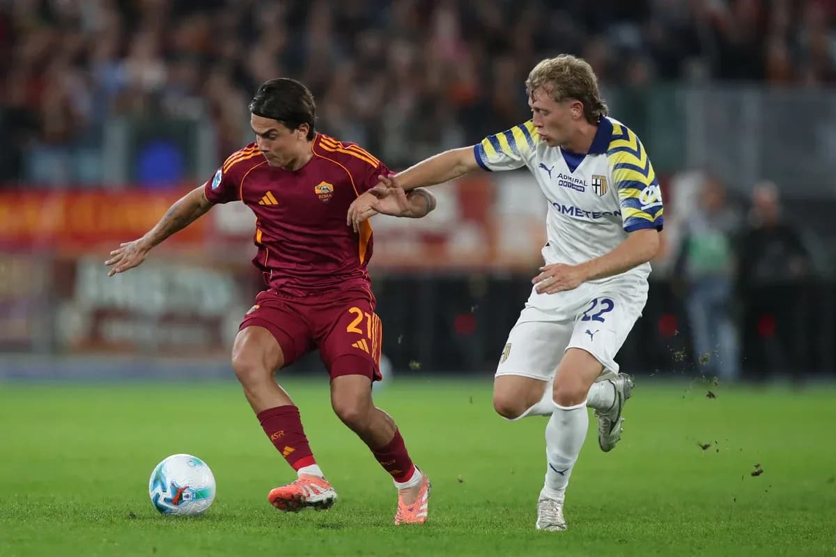 Player from AS Roma dribbling against Parma defender