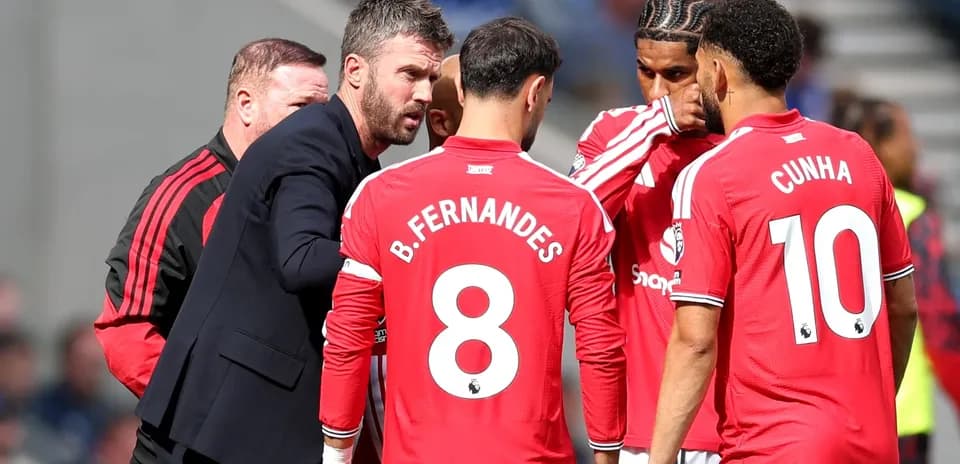 Manchester United players discussing with coach during match