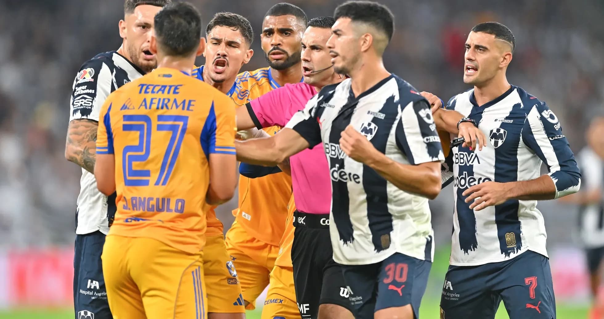 Players arguing during Monterrey vs Tigres UANL match