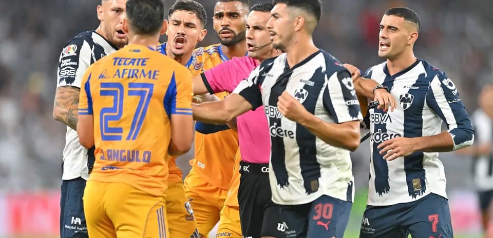 Players arguing during Monterrey vs Tigres UANL match