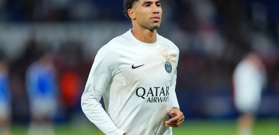 Player in PSG kit warming up before match
