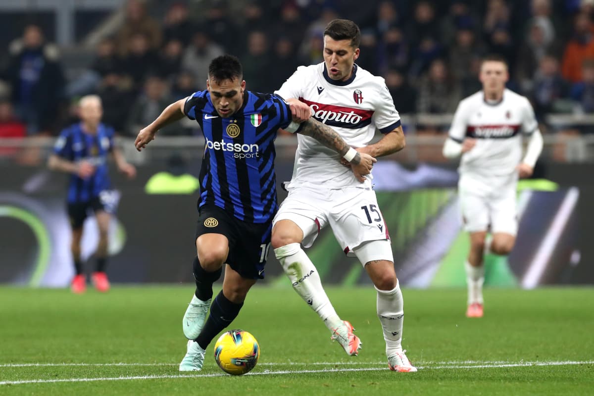 Lautaro Martínez battling for the ball against Bologna