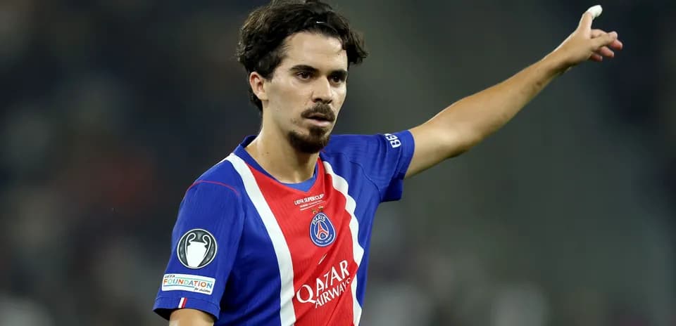 Player signaling during UEFA match for PSG