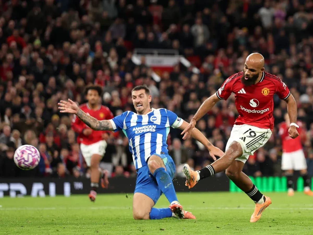 Brighton player challenges Manchester United opponent