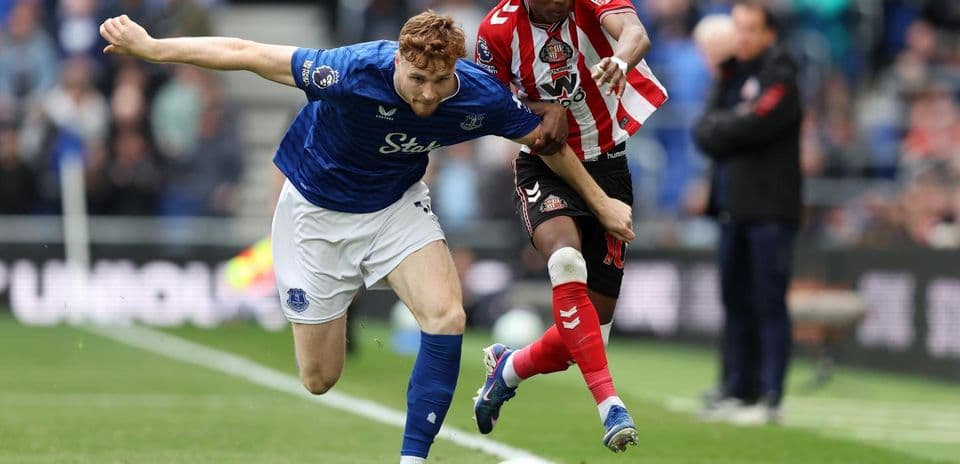 Everton player challenged by Sunderland opponent