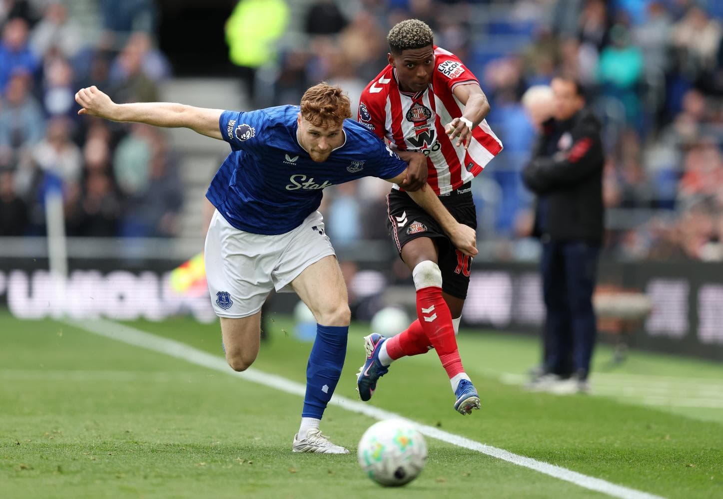 Everton player challenged by Sunderland opponent