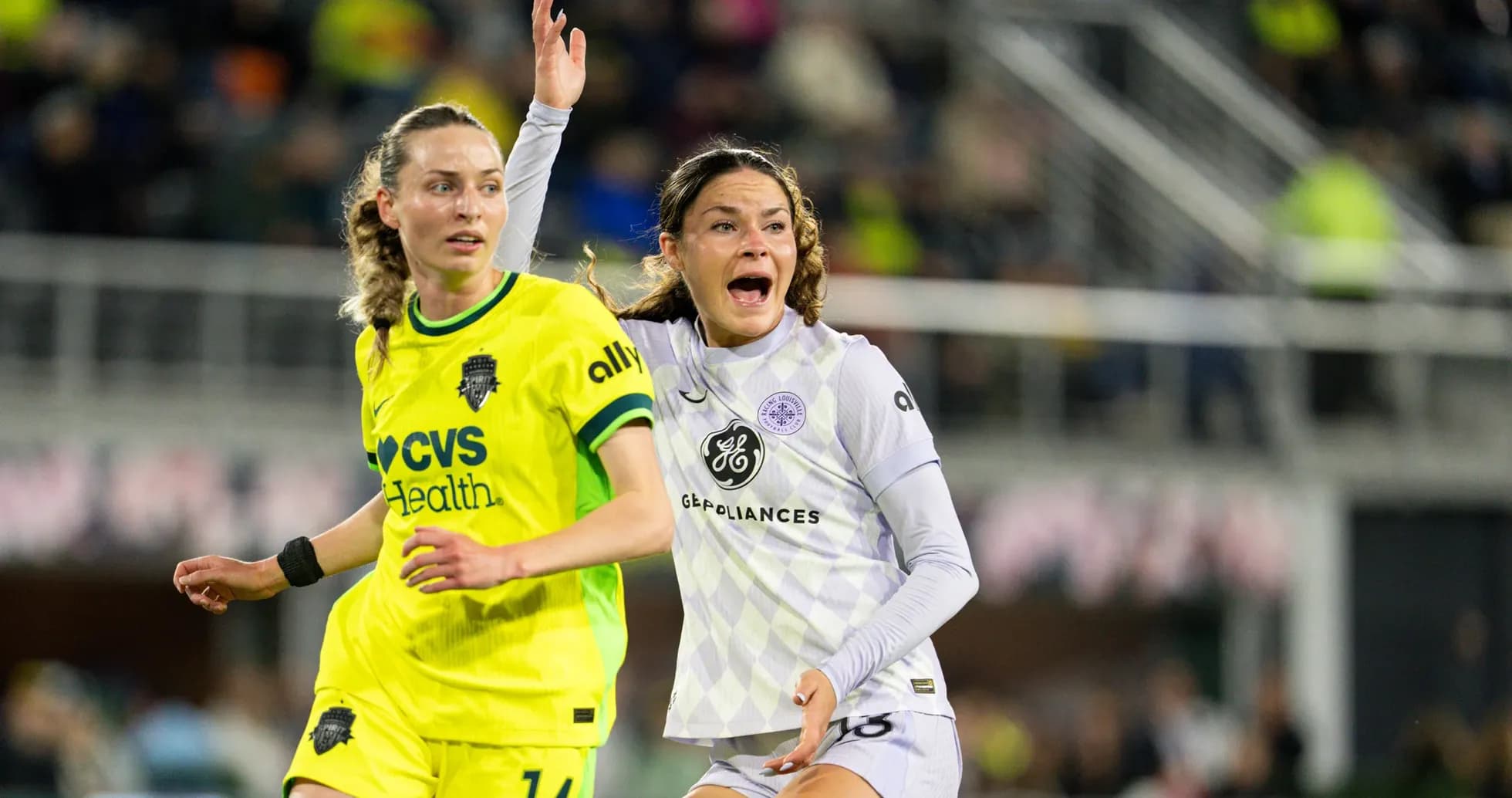 Players from Racing Louisville and Portland Thorns compete