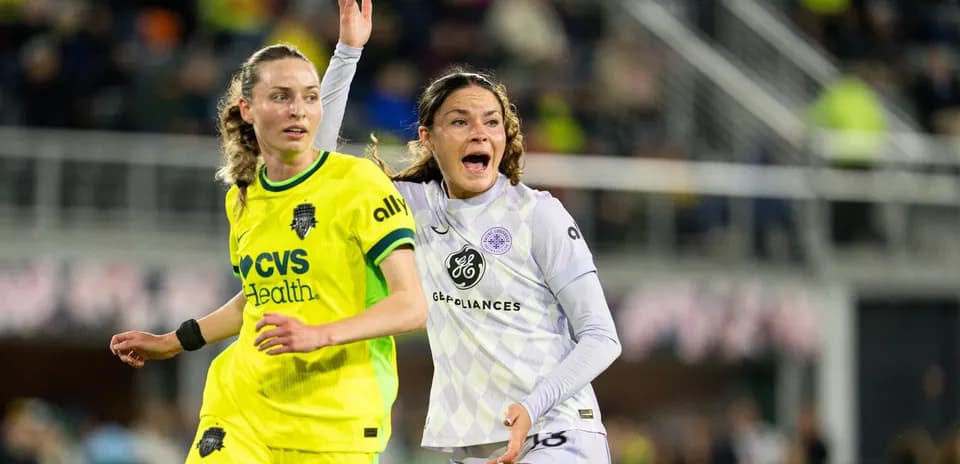 Players from Racing Louisville and Portland Thorns compete