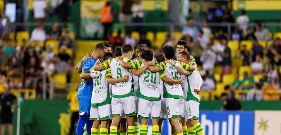 Tampa Bay Rowdies players huddling before match
