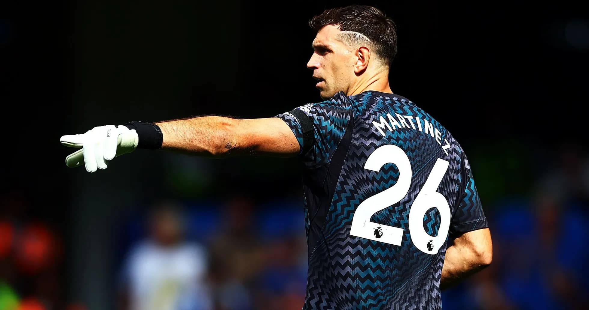 Goalkeeper signaling during a match