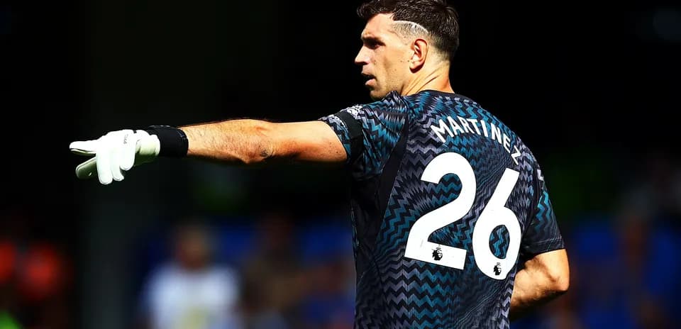 Goalkeeper signaling during a match