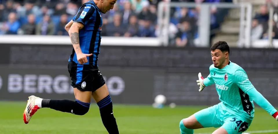 Atalanta player attempting to score against Bologna