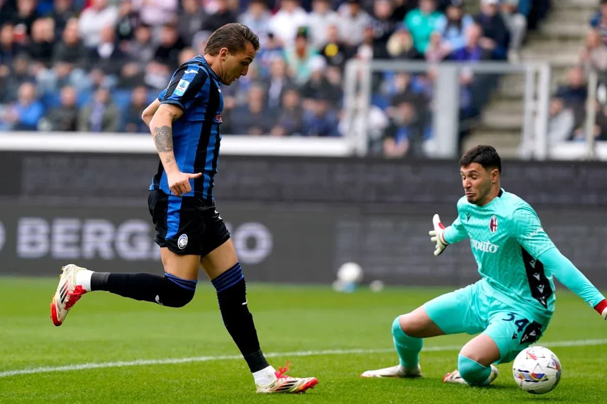 Atalanta player attempting to score against Bologna