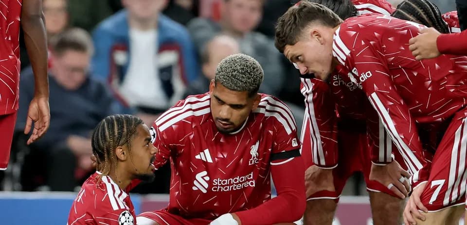 Liverpool players discussing strategy during match timeout
