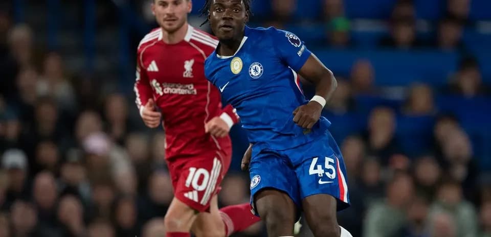 Chelsea player running with the ball against Liverpool