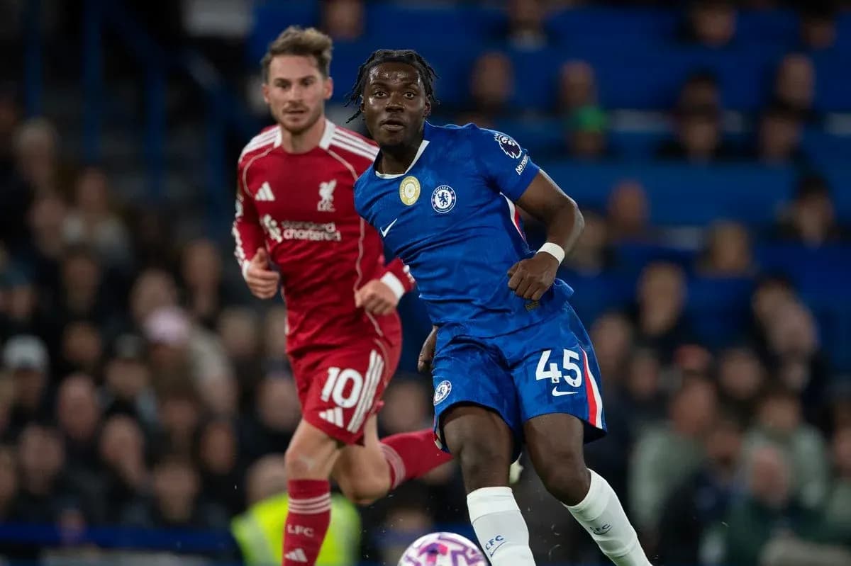 Chelsea player running with the ball against Liverpool