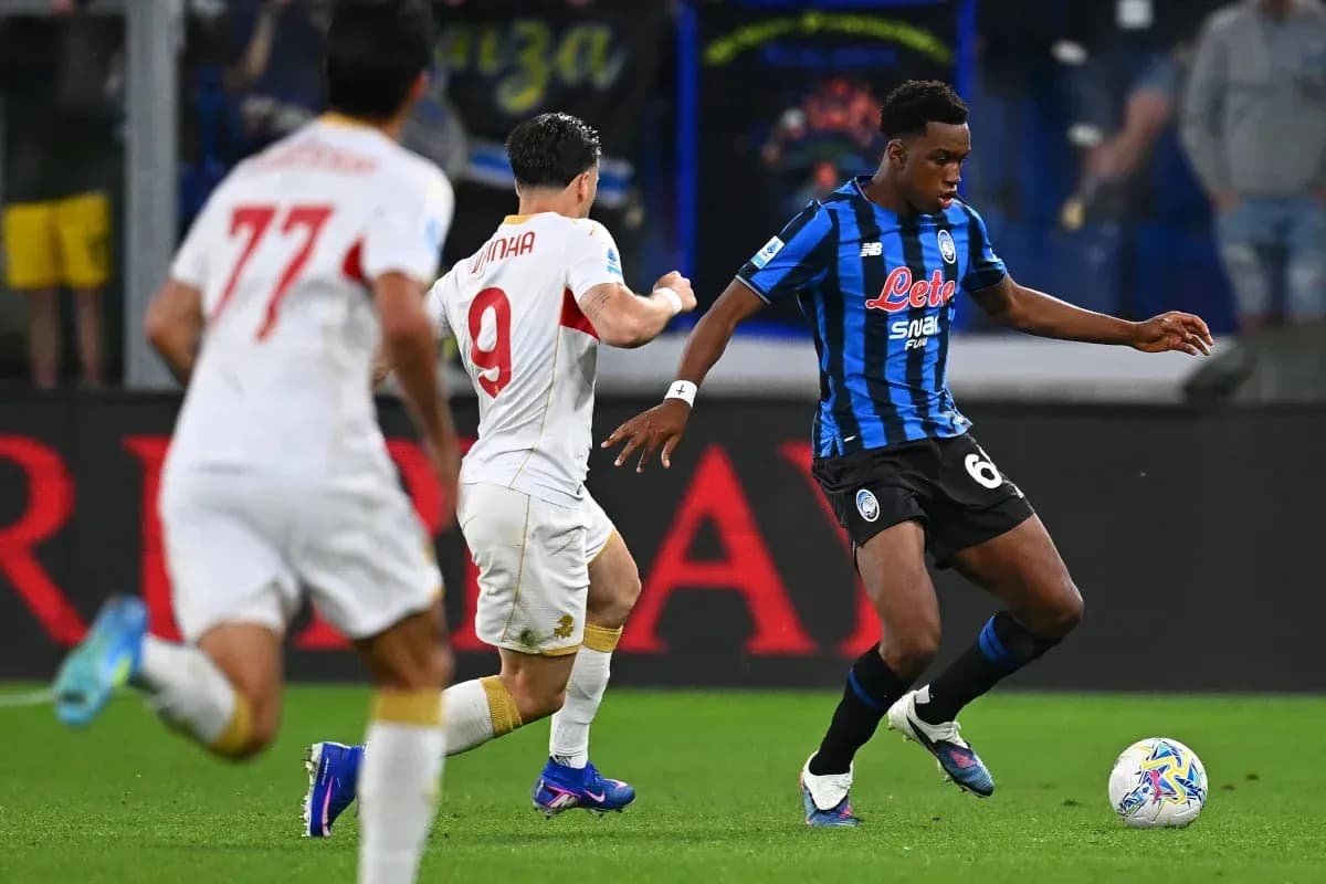 Atalanta player dribbling past AS Roma opponent