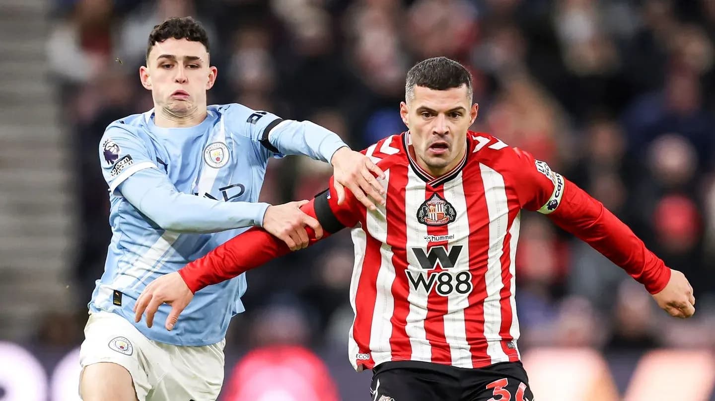 Phil Foden challenges Sunderland player during match