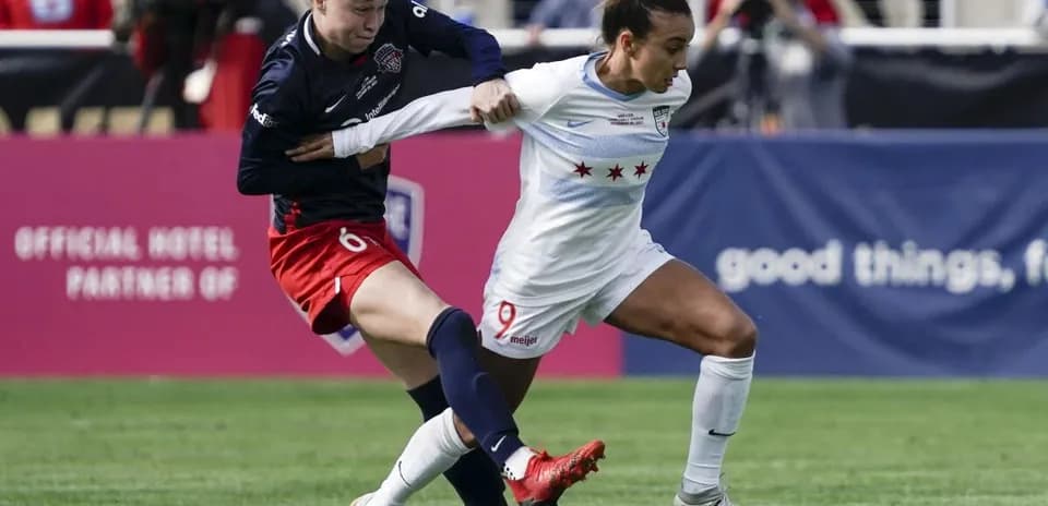 Chicago Red Stars player challenges Washington Spirit opponent
