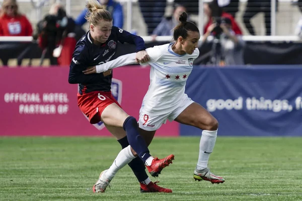 Chicago Red Stars player challenges Washington Spirit opponent