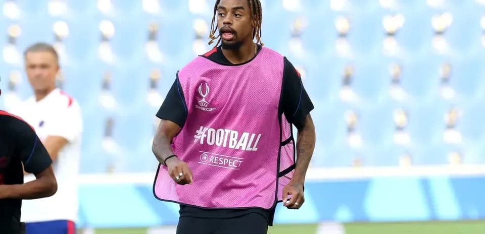 Player training in pink vest during warm-up session