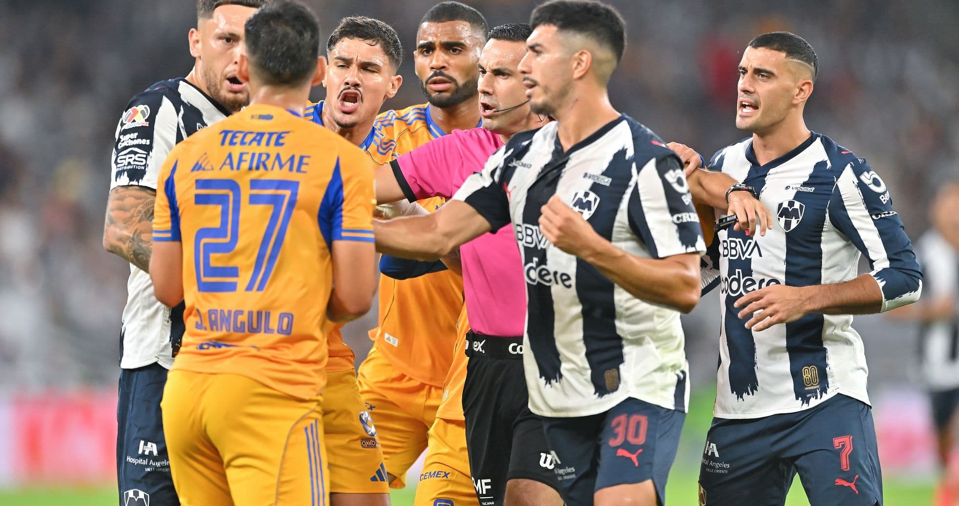 Players arguing during Monterrey vs Tigres match