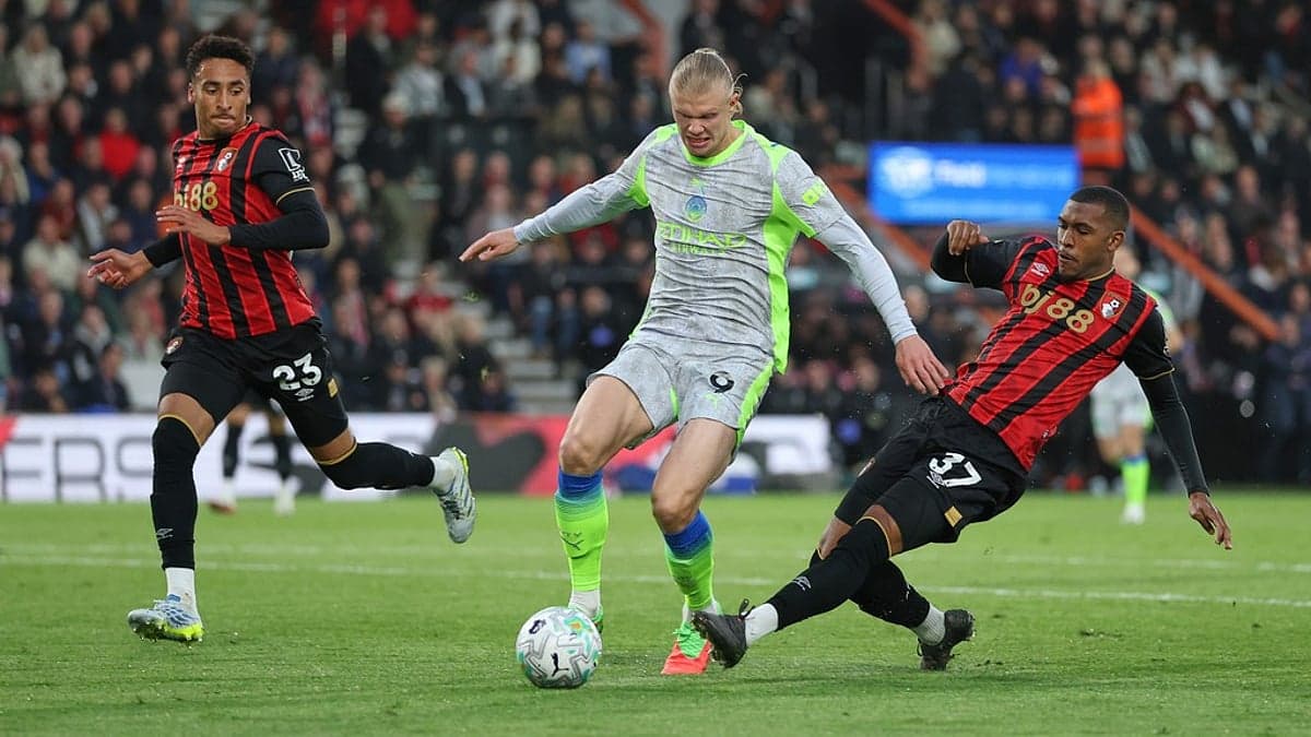 Bournemouth player challenges Manchester City forward
