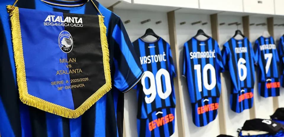 Atalanta jerseys and match banner in locker room